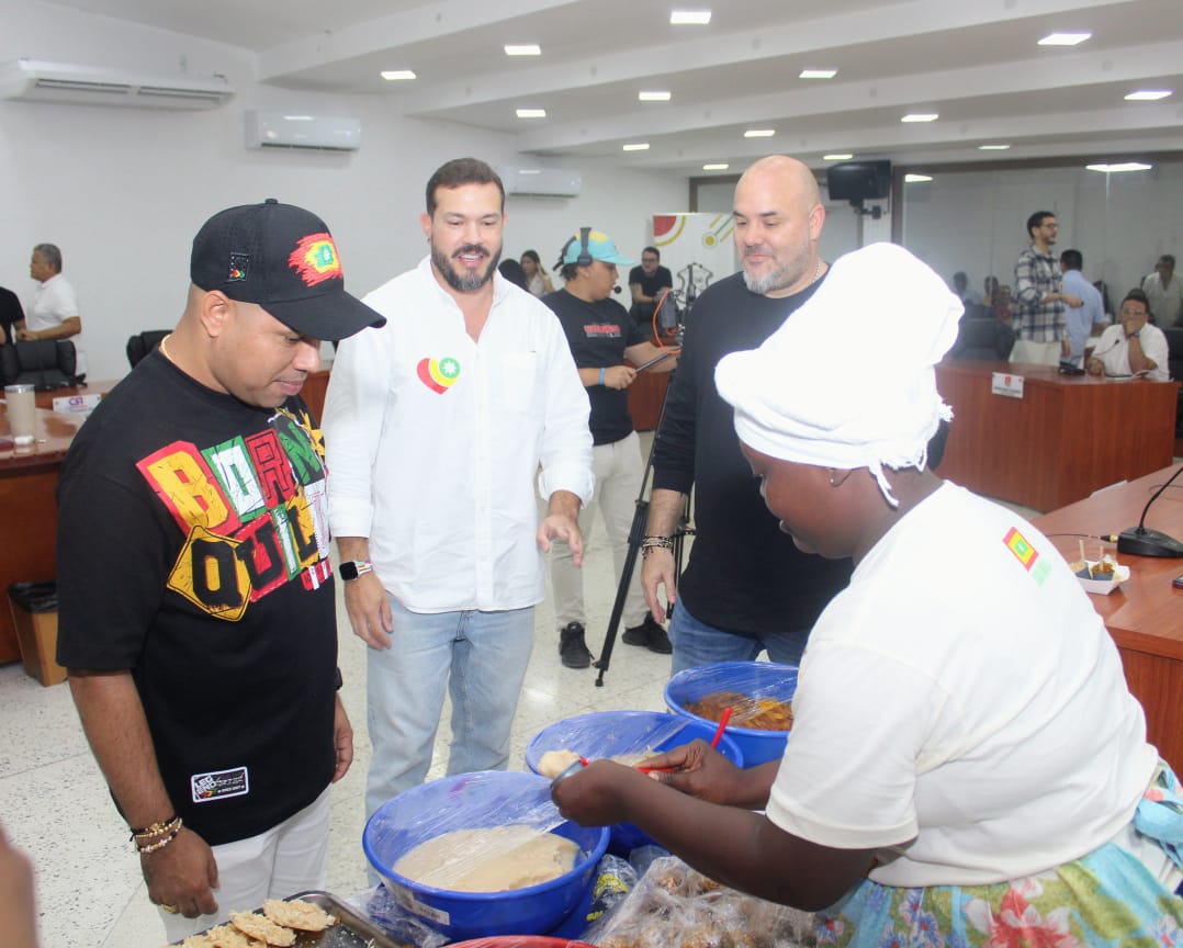 Concejales, invitados y ciudadanía celebrando las tradiciones y gastronomía en la sesión conmemorativa del cumpleaños de Barranquilla